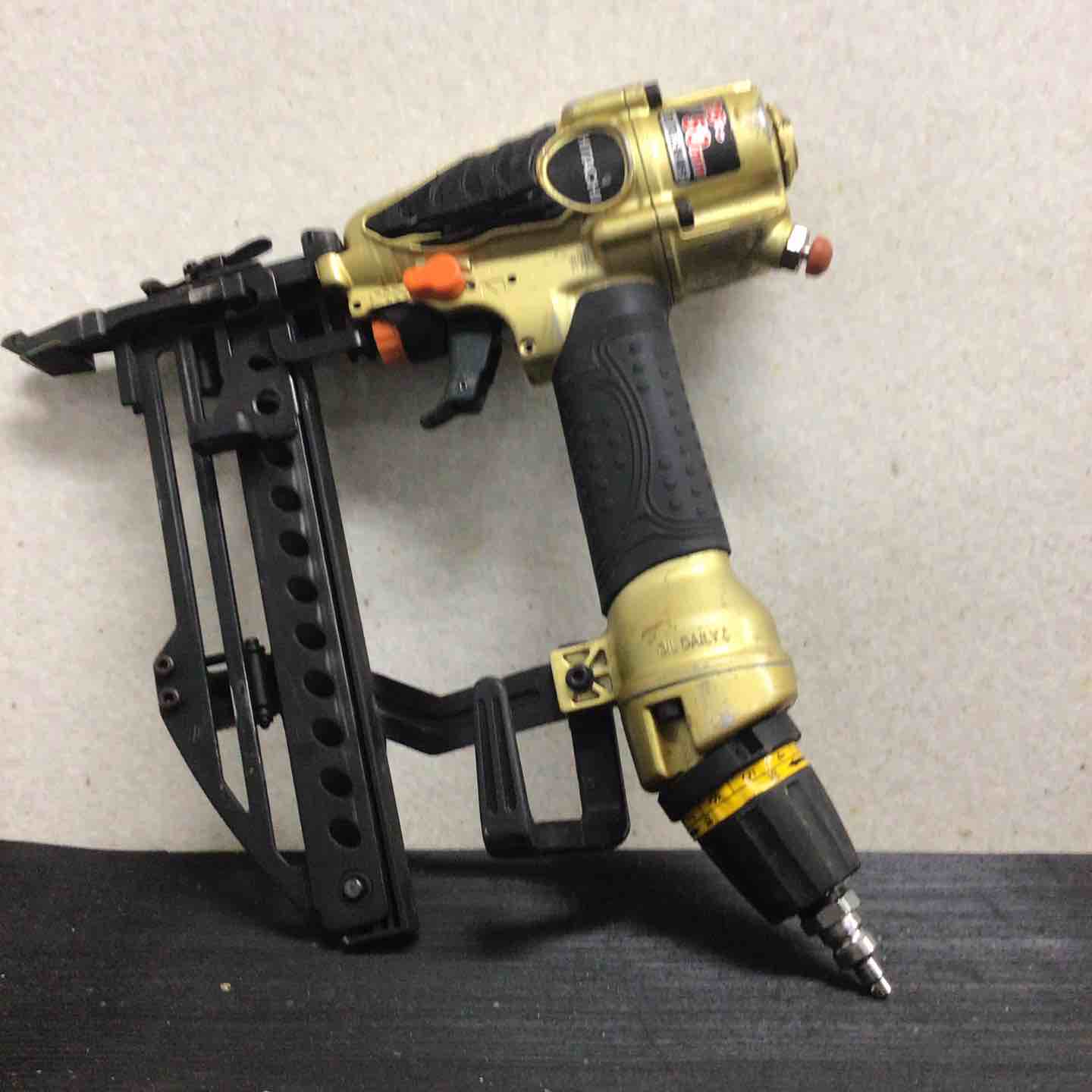 ハイコーキ(HIKOKI N5004HMF 高圧フロアタッカ【船橋馬込店】【店頭取引限定】【中古】管理番号：ITDLBX0TBC64 ハイコーキ(HIKOKI N5004HMF 高圧フロアタッカ【船橋馬込店】【店頭