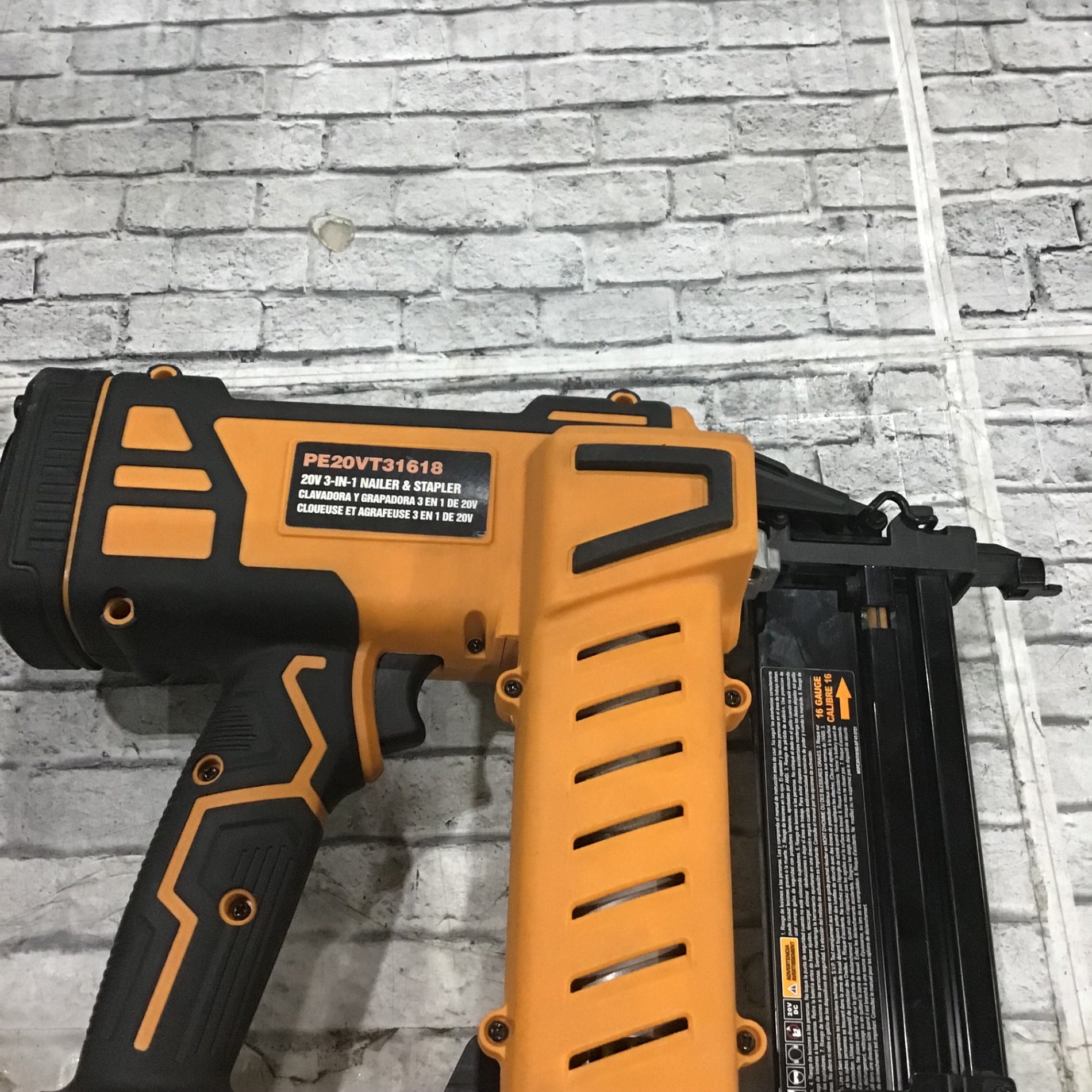新品未使用　FREEMAn 3-in-1充電式釘打ち機/釘打機•電動タッカー Amazon | FREEMAn 3-in-1釘打ち機/釘打機•タッカー 、単発連続
