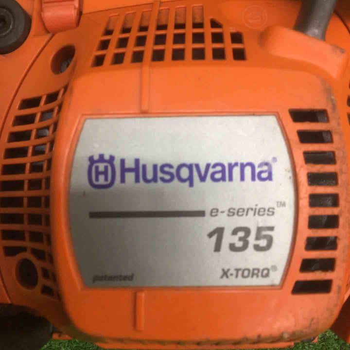 【中古品 / 店頭受取り限定】 ハスクバーナ/Husqvarna エンジンチェーンソー 135e 【鴻巣店】