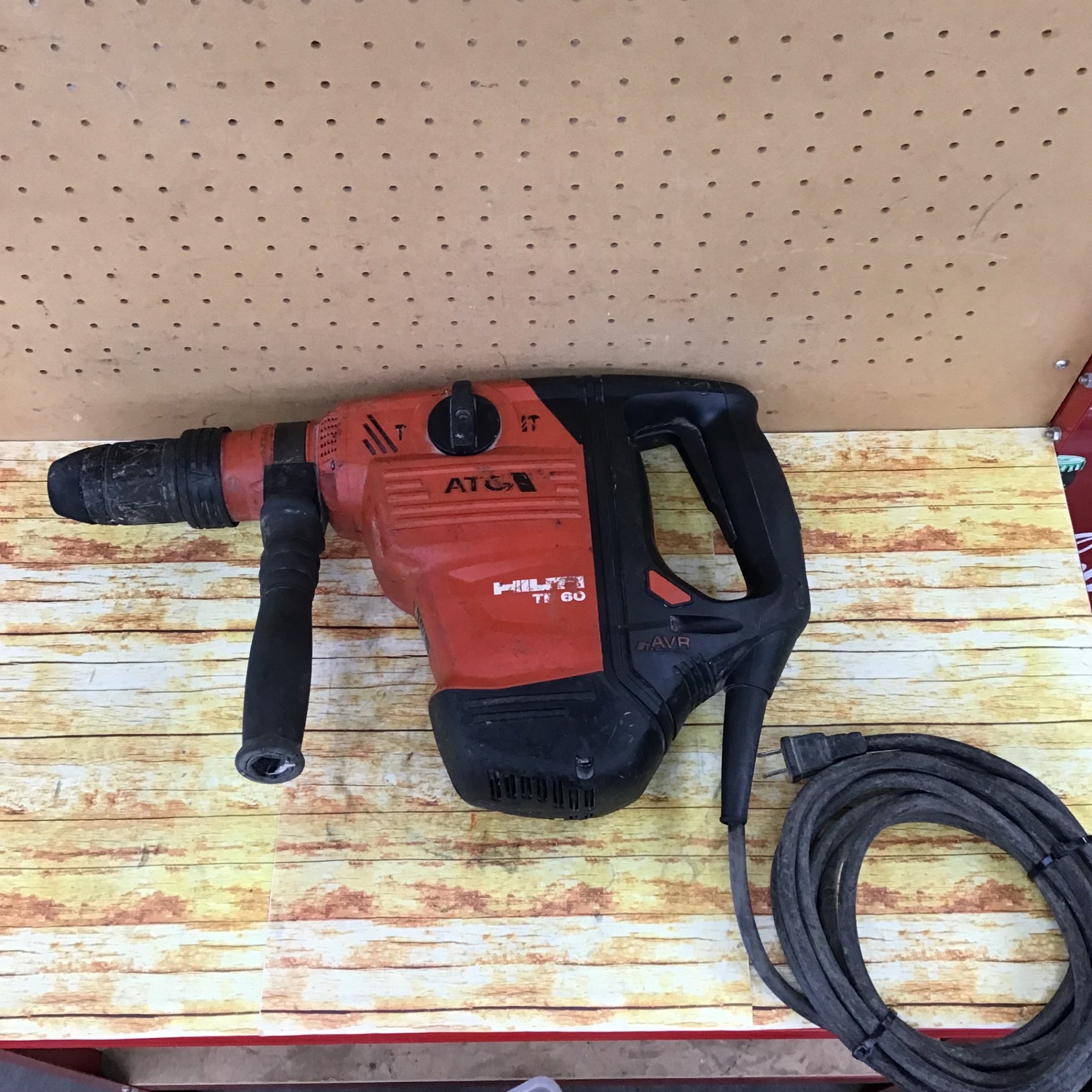 【中古品】★ヒルティ(Hilti) コード式ロータリーハンマー TE60-ATC-AVR【東大和店】 ☆ヒルティ(Hilti) コード式ロータリーハンマー TE60-ATC-AVR【川崎店