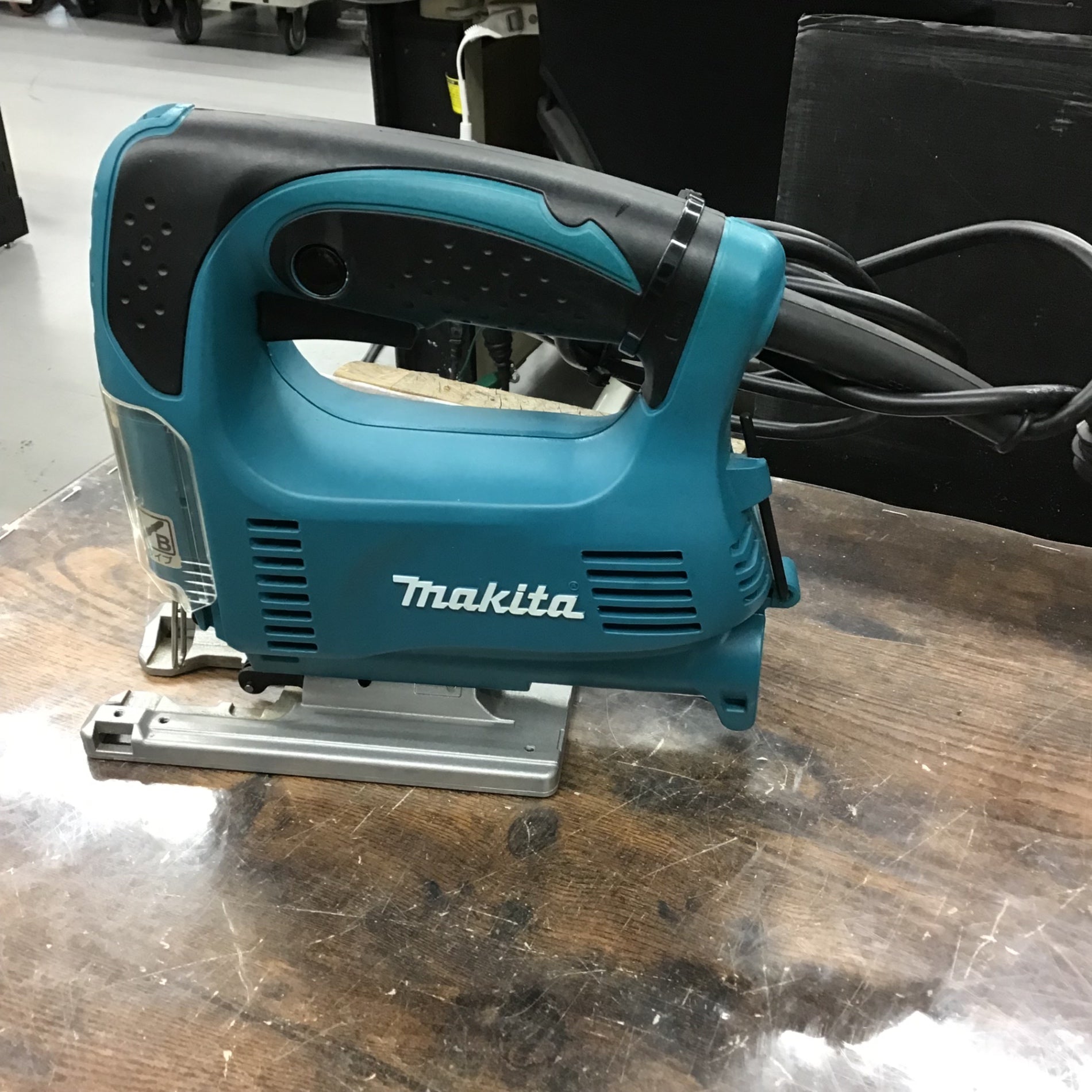 マキタ 4327 ジグソー【野田愛宕店】【店頭取引限定】【中古】管理番号：IT4KOA7LZ428 マキタ HS610DZ 165㎜充電式マルノコ【野田愛宕店】【店頭取引限定