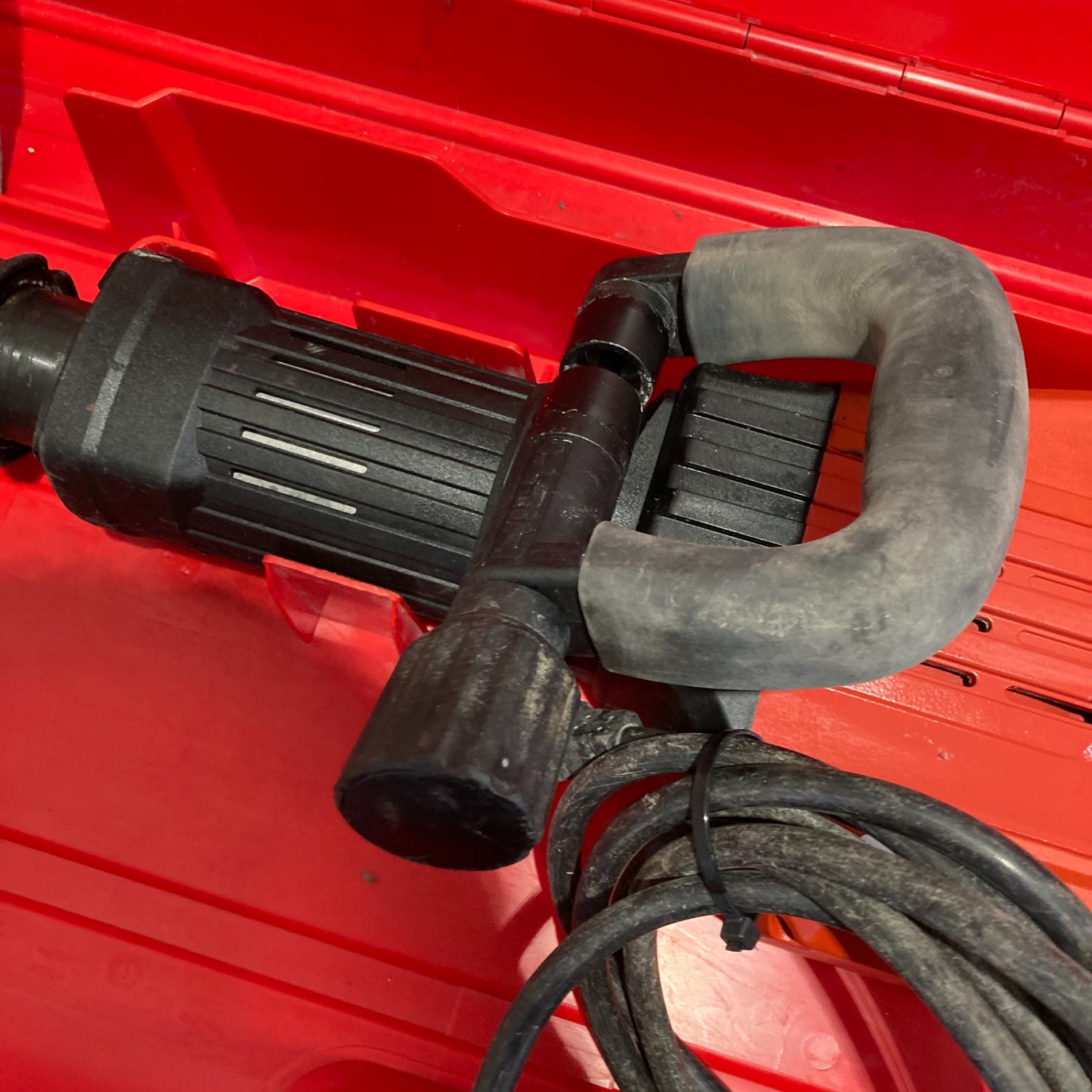 店頭お渡し限定】（25-9-13）HILTI コンクリートブレーカー TE-905-AVR