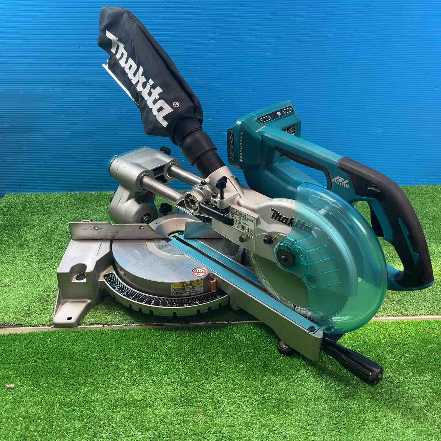 スライド式マルノコ マキタ】1尺材が一発で切れる！40V充電式スライド丸ノコに165mm