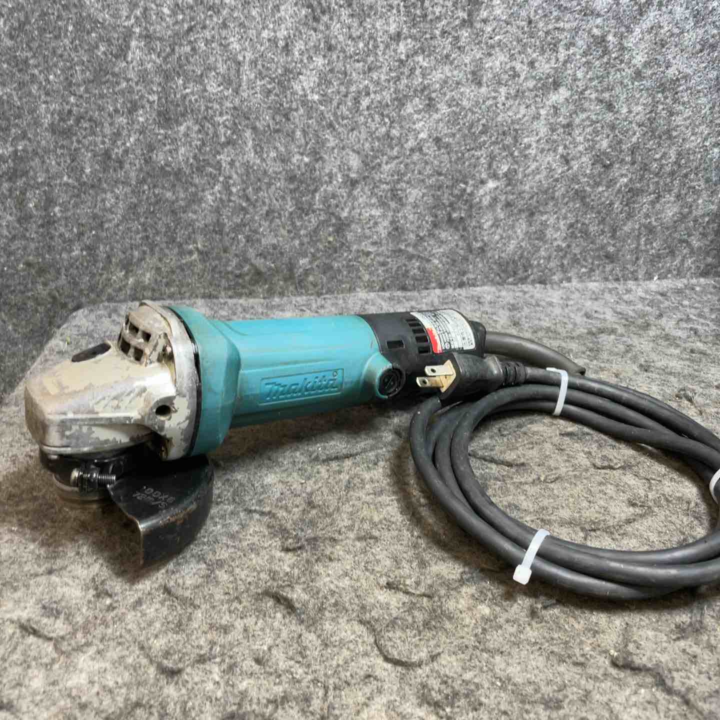マキタ(makita) 100mmディスクグラインダ 9533B【桶川店】 マキタ(makita) 100mmディスクグラインダ 9533B【桶川店】 – アクト