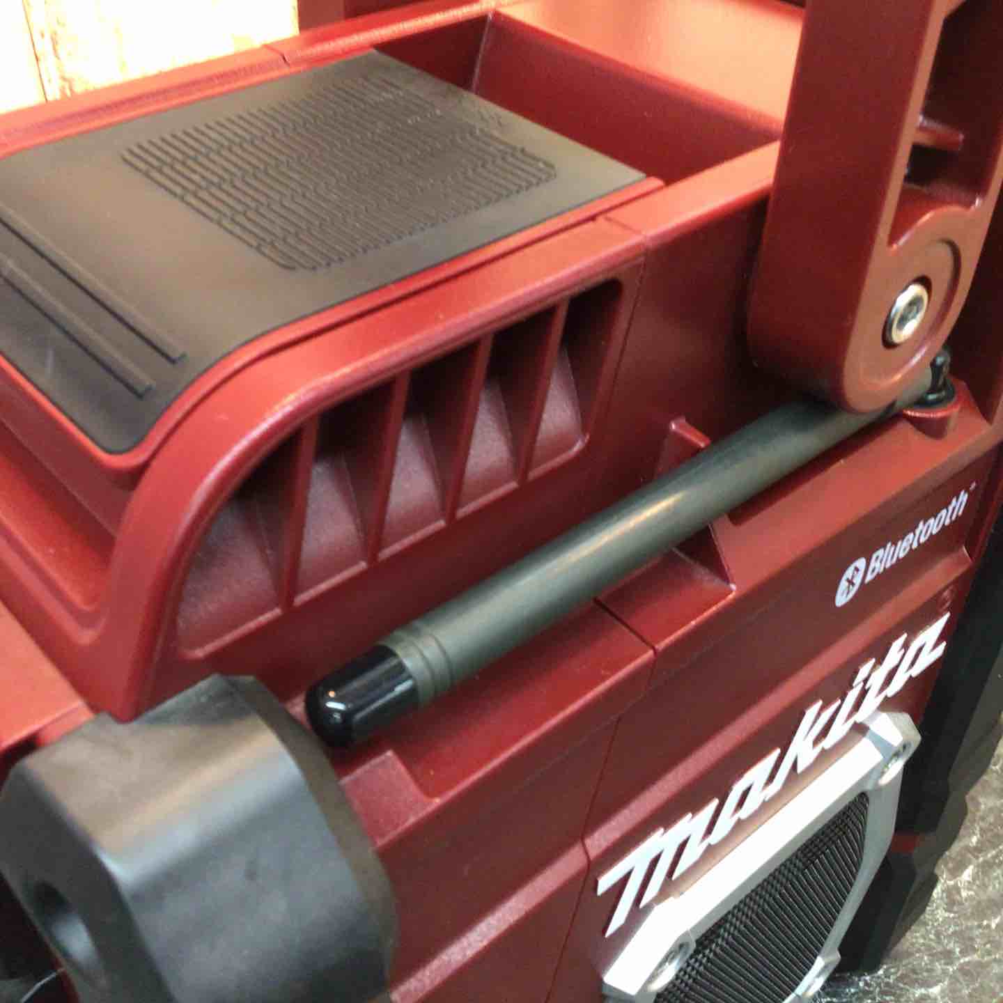 ◇マキタ(makita) コードレスラジオ MR108AR(限定色