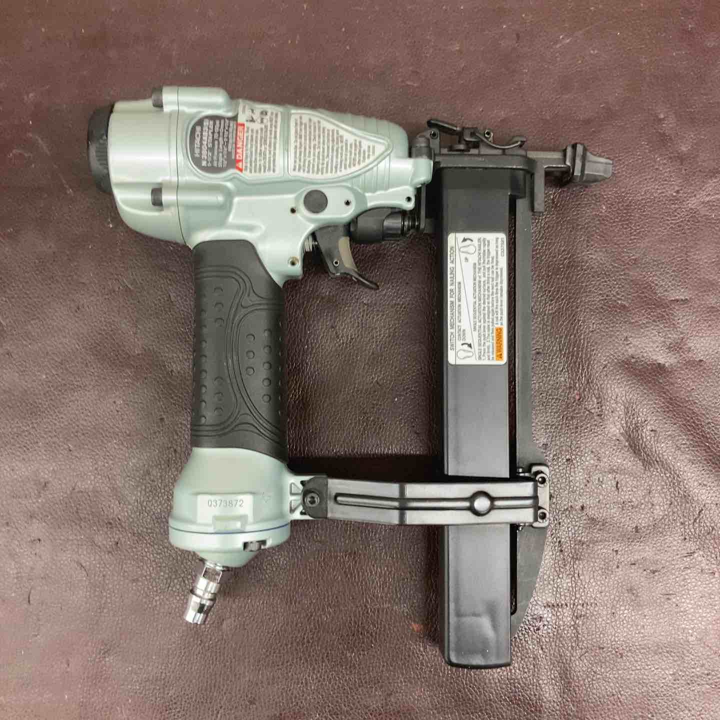 【中古】日立工機　常圧フロア用タッカ　N3804AB3(S)　ケース＋本体【ハンズクラフト熊本けやき通り店】【引き取り限定】 日立 4mm常圧フロアタッカー N3804AB3(S)の中古 中古C傷汚れあり