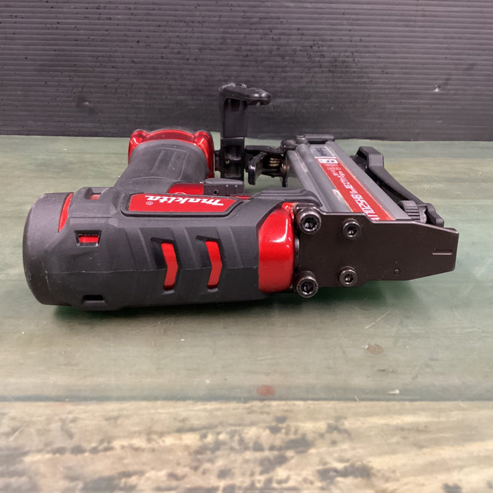 マキタ(makita) 高圧エアタッカ エアダスタ付 10mm 赤 AT1025HB 【東大和店】