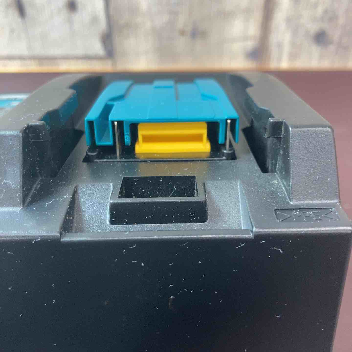 中古品】 マキタ(makita) 自動車用充電器 DC18SE （シガーソケット 12V