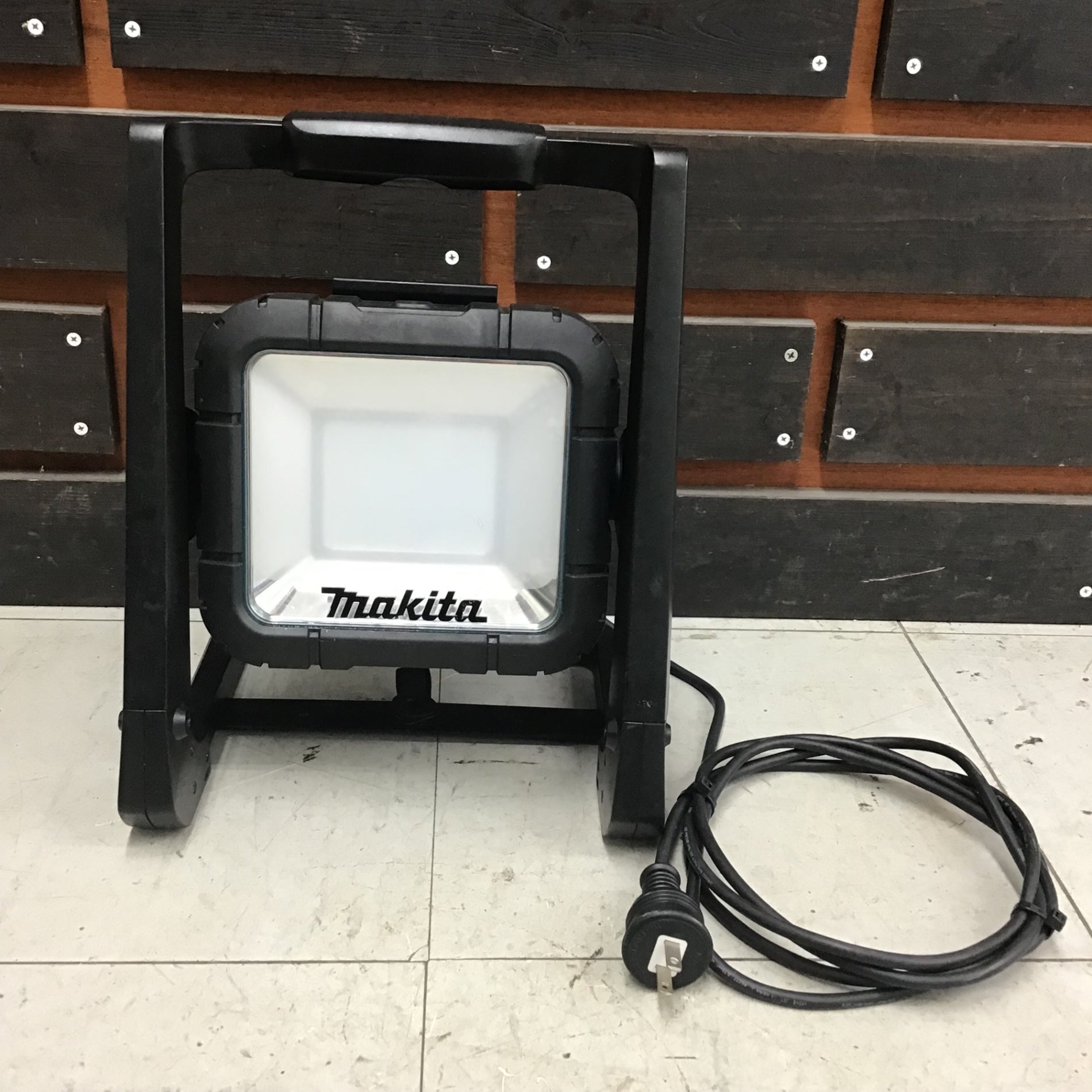 中古品】 マキタ/makita コードレスLEDスタンドライト ML805 【鴻巣店 中古品】 マキタ/makita コードレスLEDスタンドライト ML805 【鴻巣店