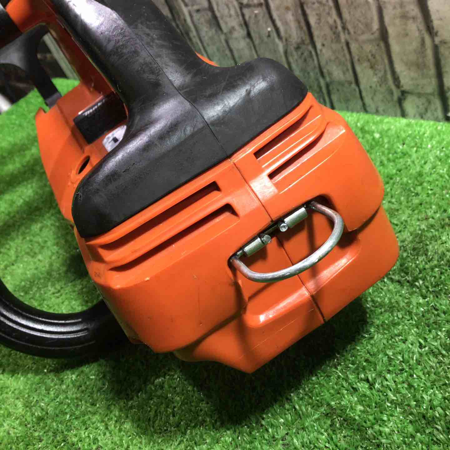 マキタ(Makita) 充電式チェンソー(赤) ガイドバー長さ200mm 18V