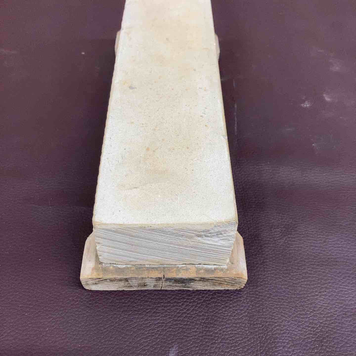【超希少】 【中古美品】 【群馬沼田】 天然砥石 重量約1.4Kg(台座含む) 長さ約215ｘ幅約70ｘ高さ約42 研ぎ 刃物 大工 【東大和店】