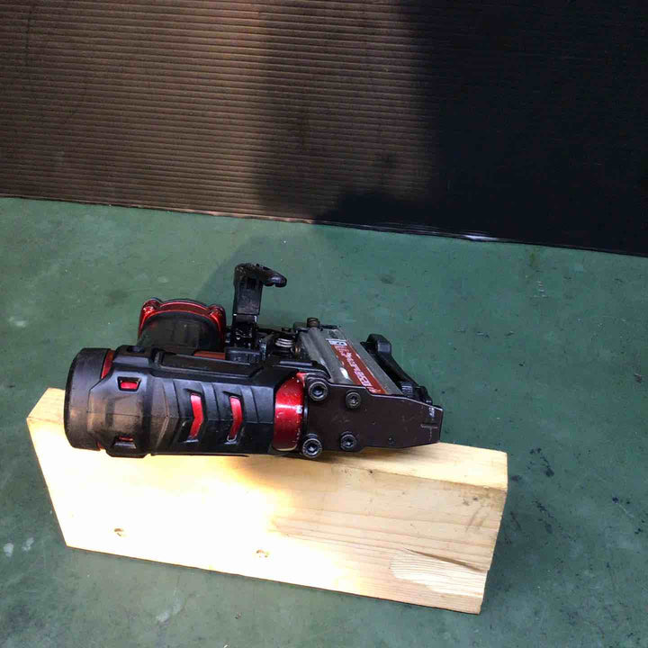 ◇マキタ(makita) 高圧エアタッカ エアダスタ付 10mm 赤 AT1025HB【戸田店】