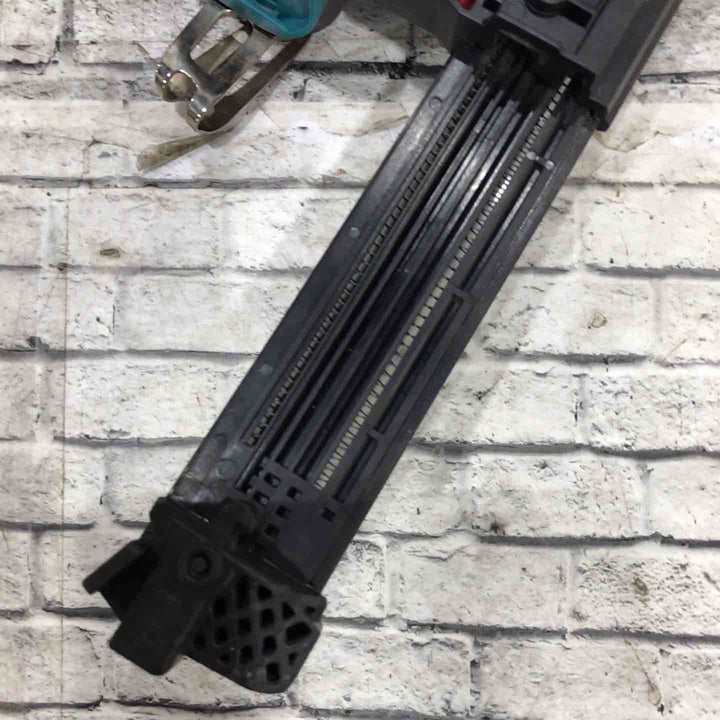 〇マキタ 充電式35mm面木釘打ち機 FN350DZ【川口店】
