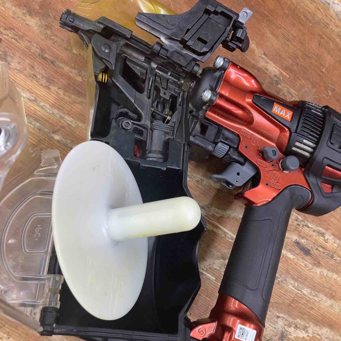MAX HN-65N3 高圧釘打機【リライズ野田愛宕店】【店頭取引限定】【中古】【管理番号：ITH8UF69V2E4】 MAX HN-65N3(D)-BK 釘打機 スーパーネイラ【限定色】 ウエダ金物【公式