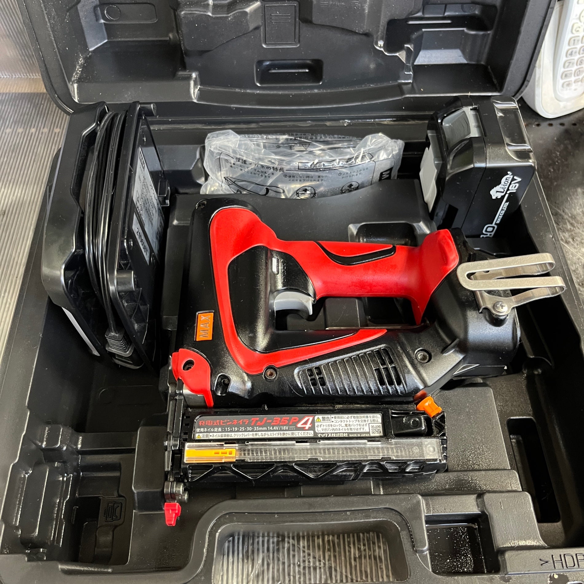 【中古品】★マックス(MAX) コードレスピンネイラ TJ-35P4-BC/1850A マックス TJ-35P4-BC&frasl;1825A 14.4V&frasl;18V兼用充電式ピンネイラ 18V(2.5Ah