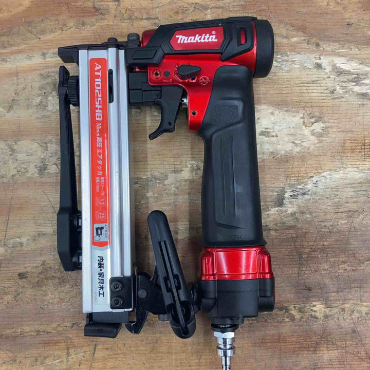 〇マキタ(makita) 高圧エアタッカ エアダスタ付 10mm 赤 AT1025HB【柏店】