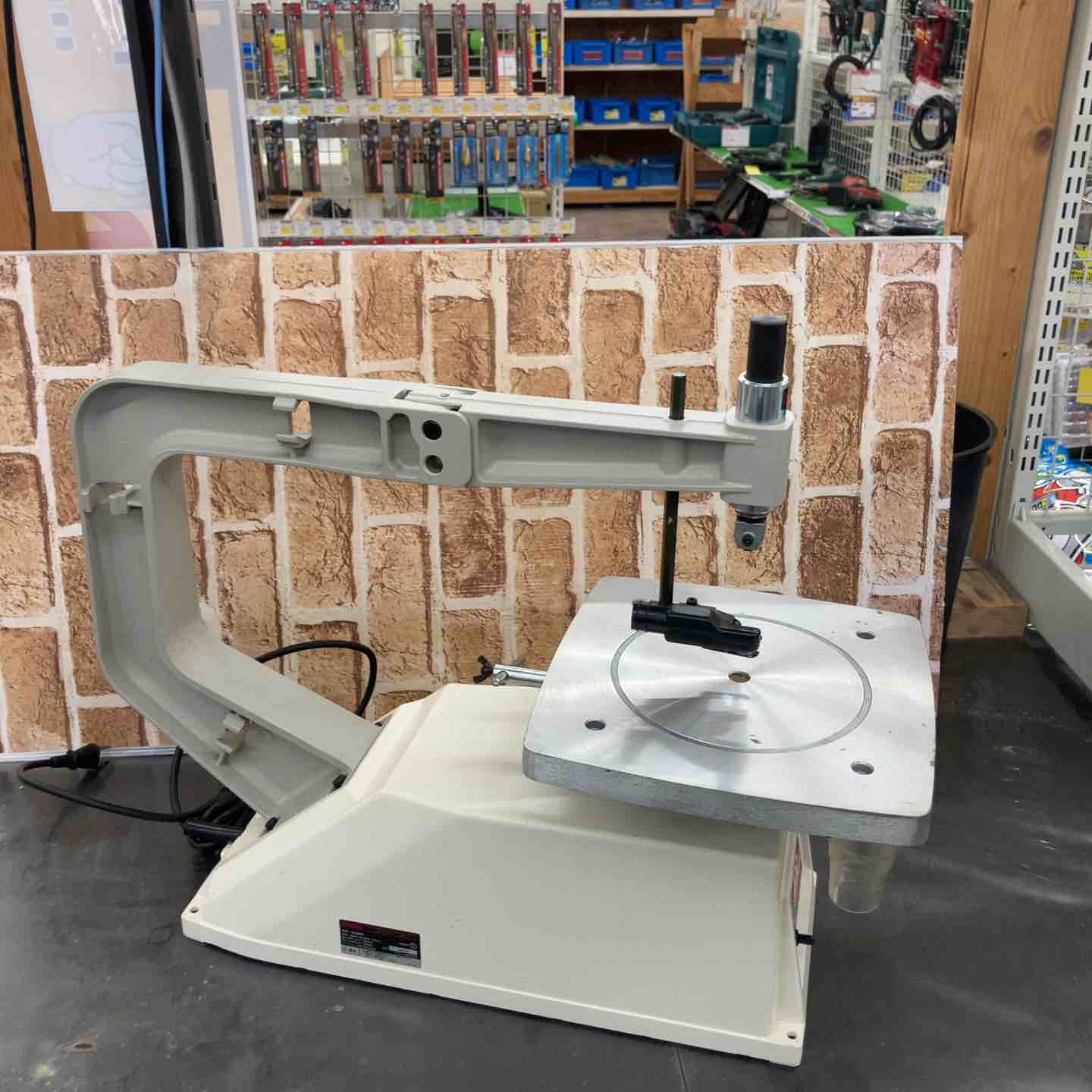 【中古】【動作OK】【店頭引取限定】MAKITA  100V 400mm 卓上糸ノコ マキタ（makita） 中古 卓上糸鋸盤 糸ノコ 10mmドリル MDB10 管理No