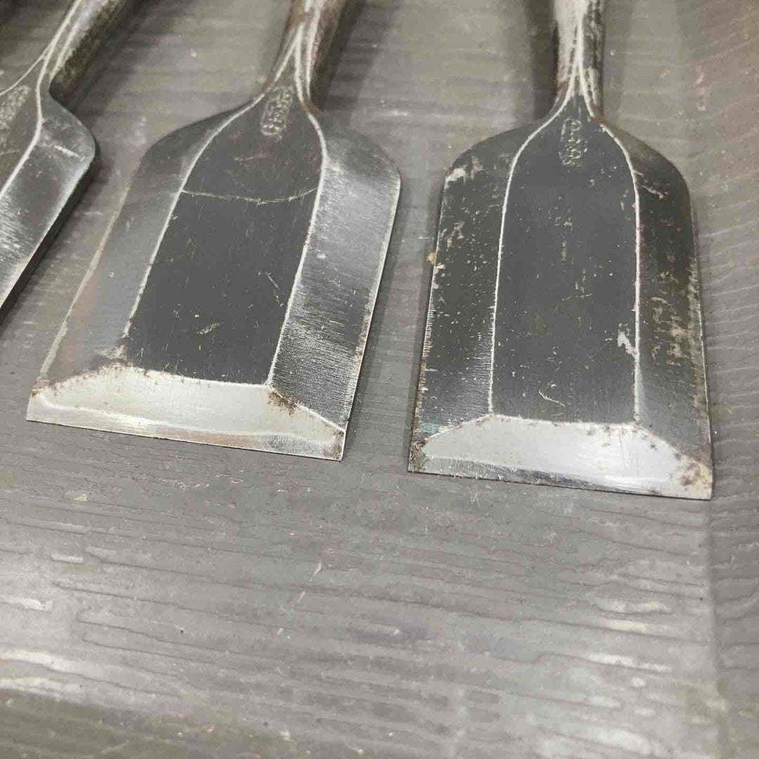 【中古品】　「東俊次」銘 鑿  のみ 10本組 黒檀柄 三ツ裏・四ツ裏 和工具 大工道具【柏店】