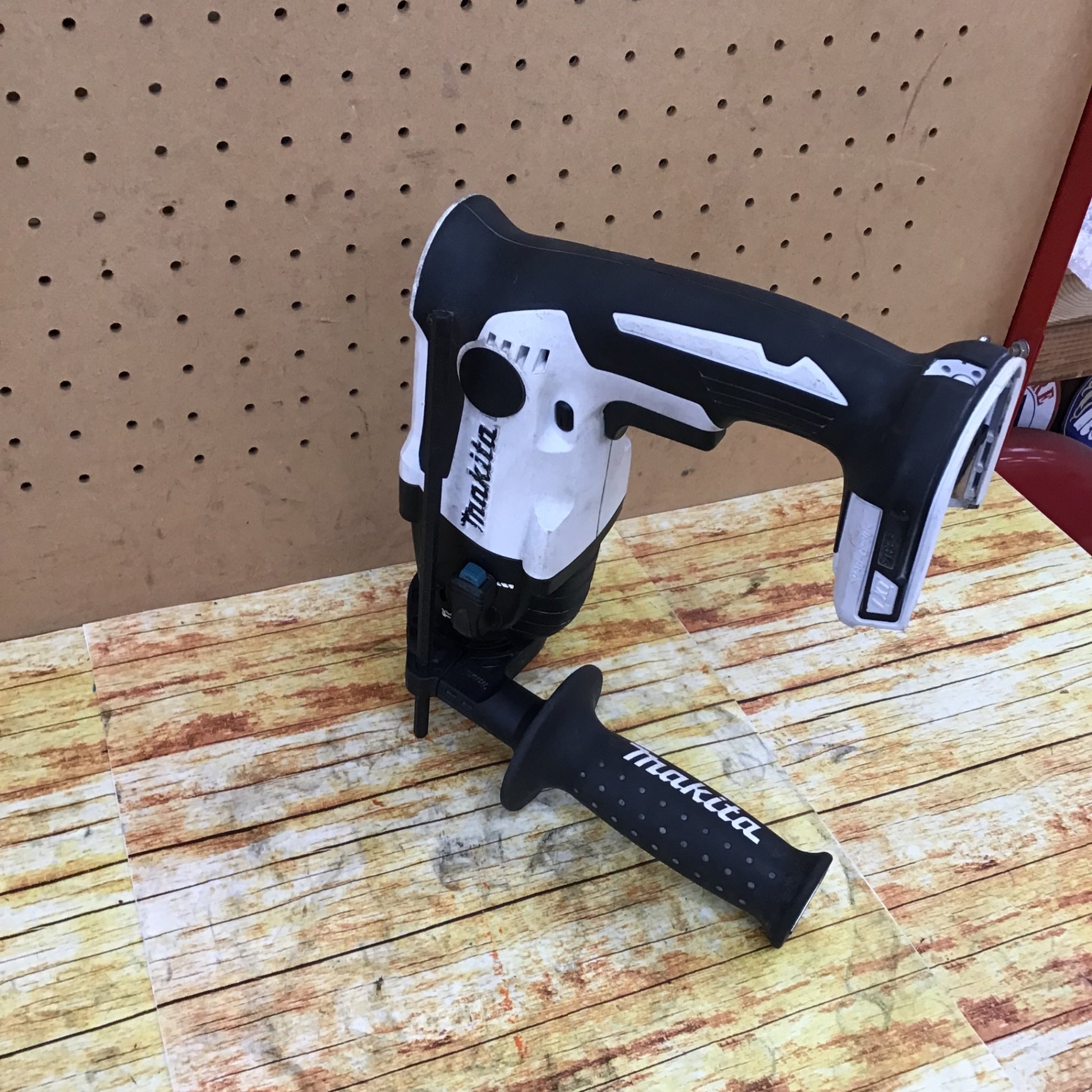 マキタ(makita) コードレスハンマドリル HR165DZ【川崎店】 マキタ(makita) コードレスハンマドリル HR165DZKW【川崎店】 – アクト