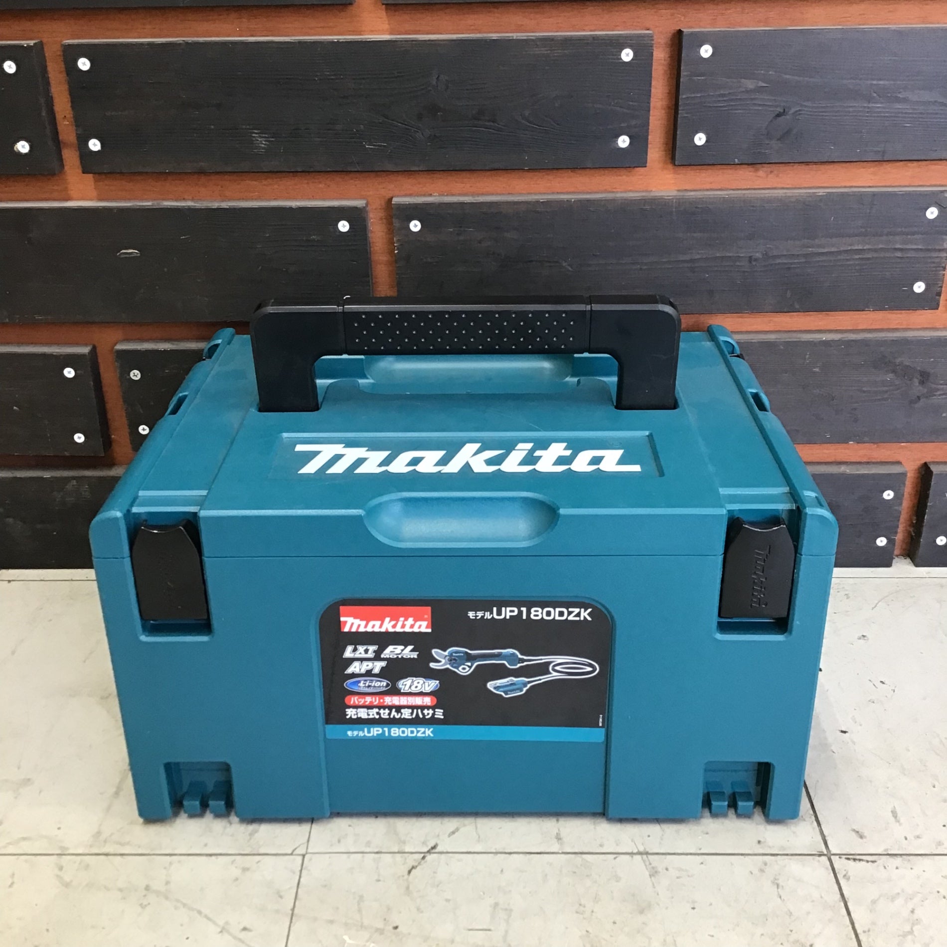 中古美品】マキタ/makita 18V充電式せん定ハサミ UP180DZK 中古美品】マキタ/makita 18V充電式せん定ハサミ UP180DZK