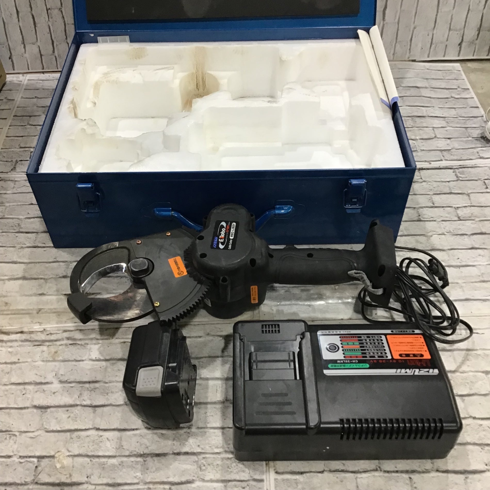 ○泉精器(IZUMI) コードレスケーブルカッタ REC-Li50Y【川口店