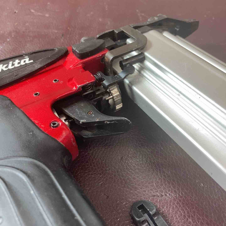 【中古品】 マキタ(makita) 高圧フィニッシュネイラ AF551H 【東大和店】