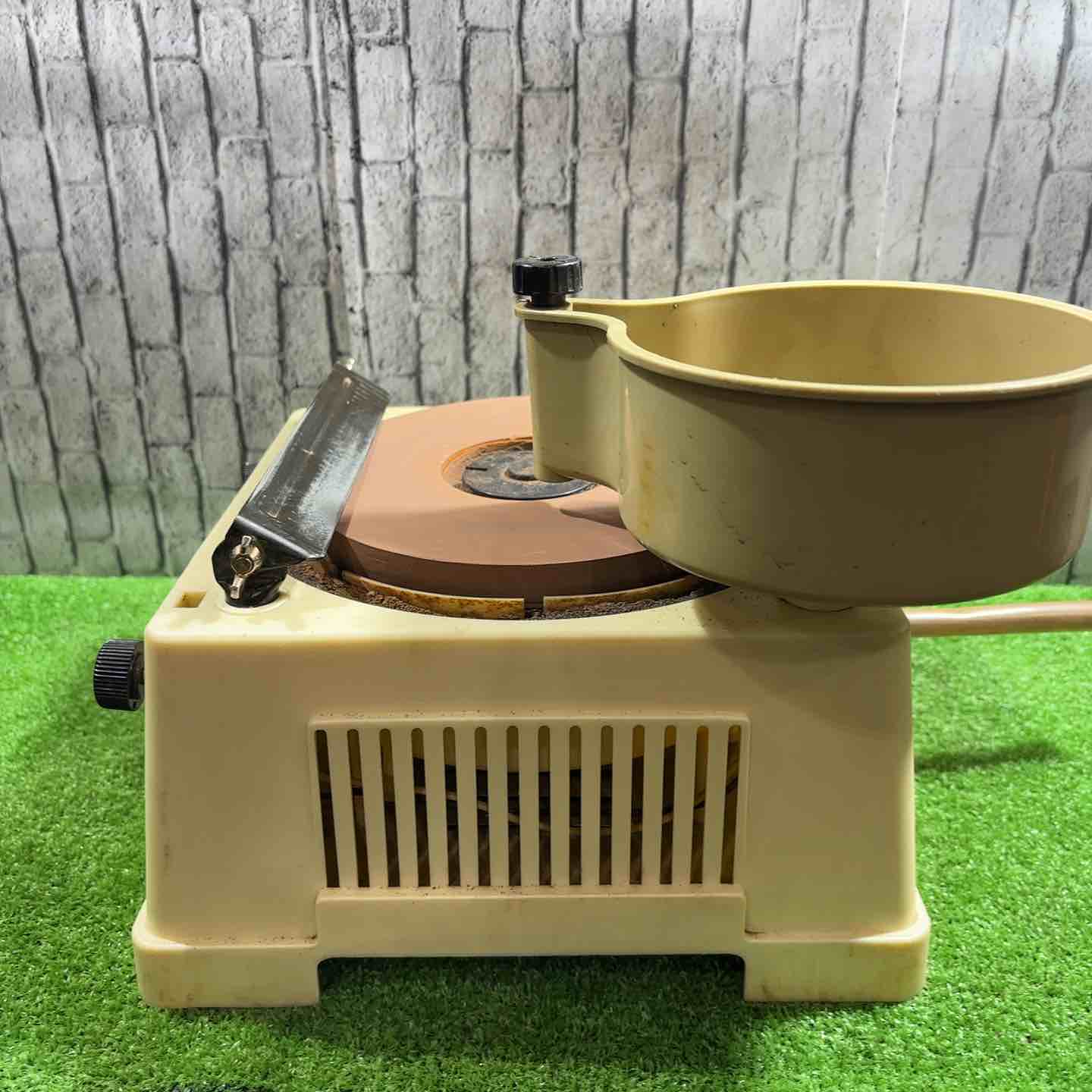 【中古】【動作OK】【店頭引取限定】　刃物研磨機　ＴＯＳＨＩＢＡ　ＣＳ－１８０Ｂ　箱付き ◇東芝(TOSHIBA) 刃物研ぎ機 CS-180【川口店】 – アクトツール