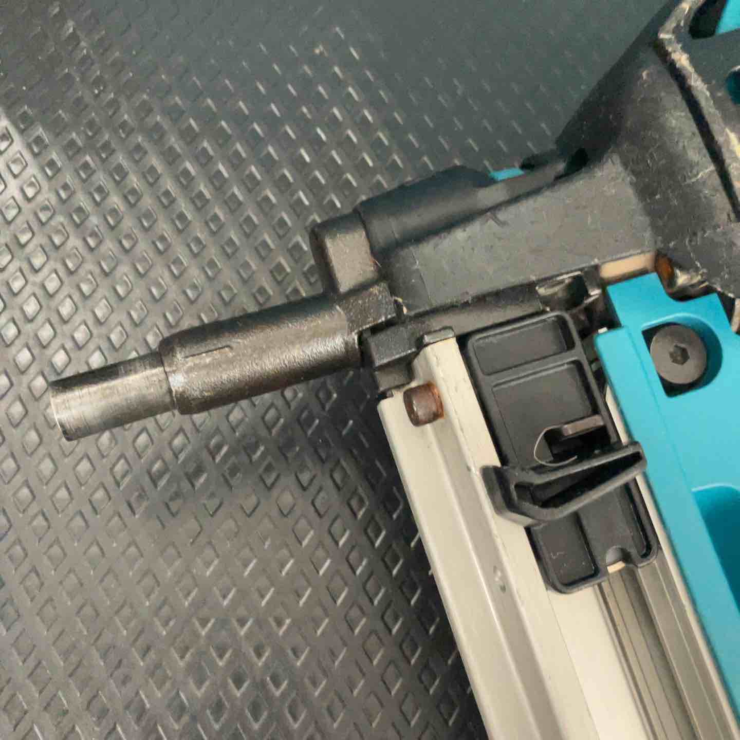 中古品】 マキタ/makita コードレスコンクリート用ガスピン打ち機