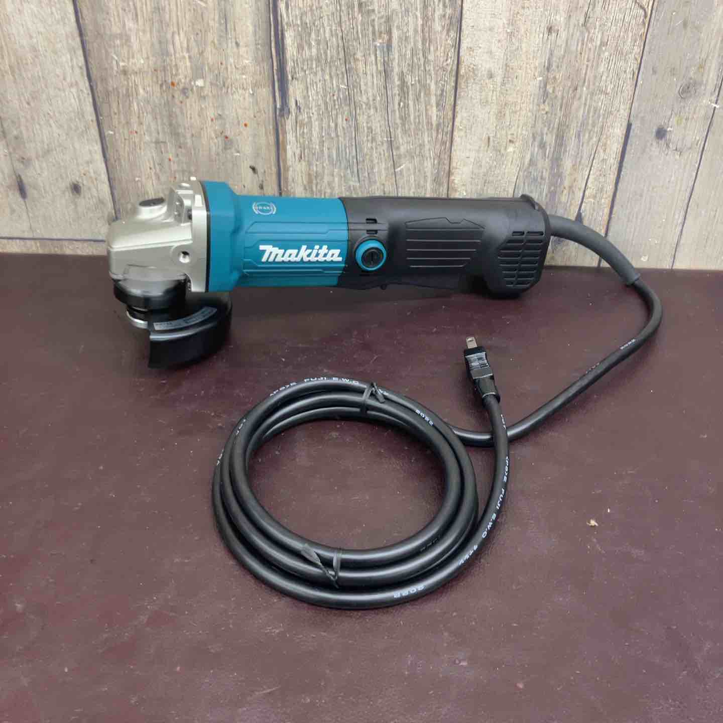 【未使用(店頭展示品)】 マキタ(makita) 100mmディスクグラインダ GA4060 【東大和店】 未使用(店頭展示品)】 マキタ(makita) 100mmディスクグラインダ GA4060
