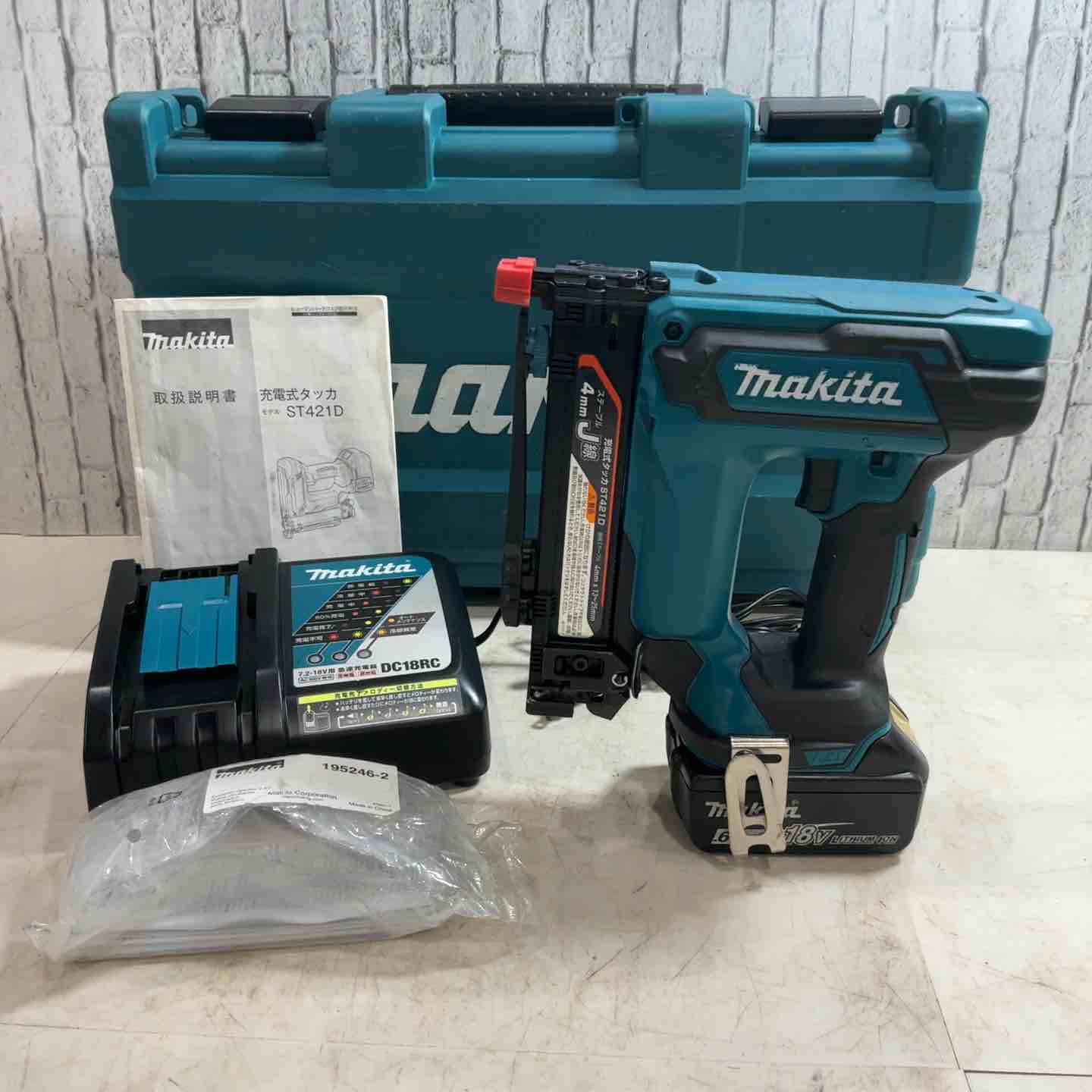 ☆マキタ(makita) コードレスタッカ ST421DRG 18V 動作確認済み【川口
