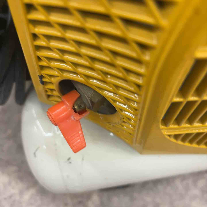 【中古】マックス(MAX) エアコンプレッサー AK-HH1270E  カバーイエロー、タンクホワイト塗装※ドレンコック不良有【所沢店】