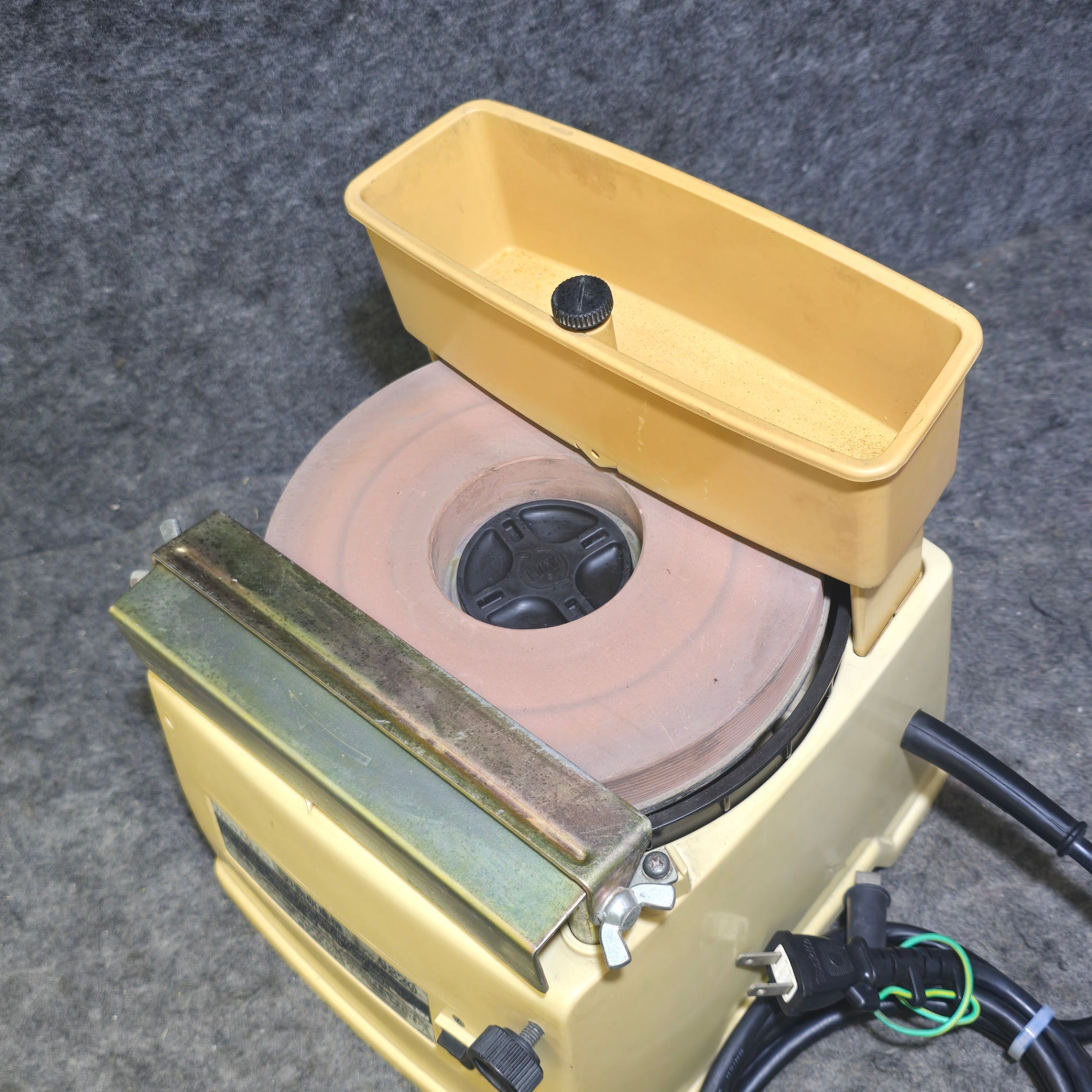 中古品・中古替え砥石付き！】マキタ(makita) 刃物研磨機 9820【桶川店