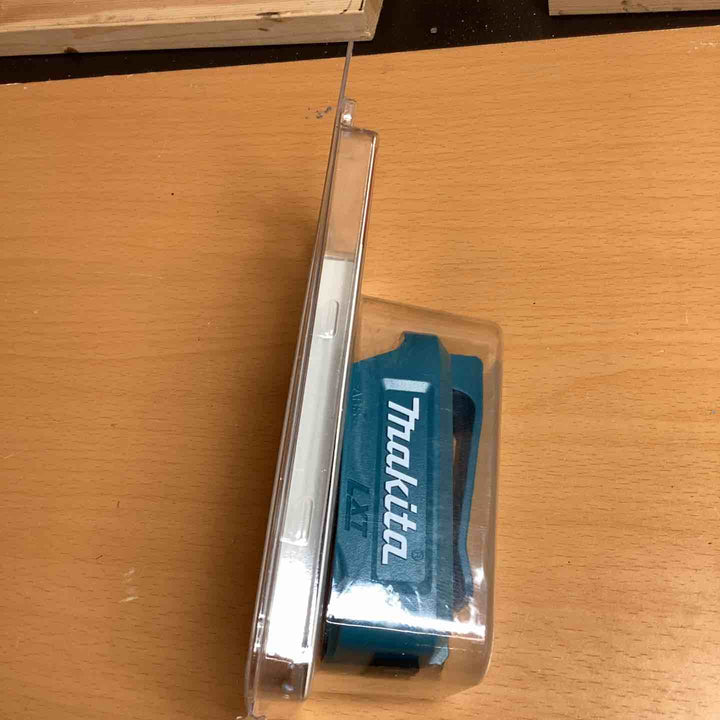 マキタ USBアダプタ ADP05 バッテリー別売 (18V/14.4V)充電 USBポート 素早い 簡単 ベルトクリップ 耐久性【越谷店】