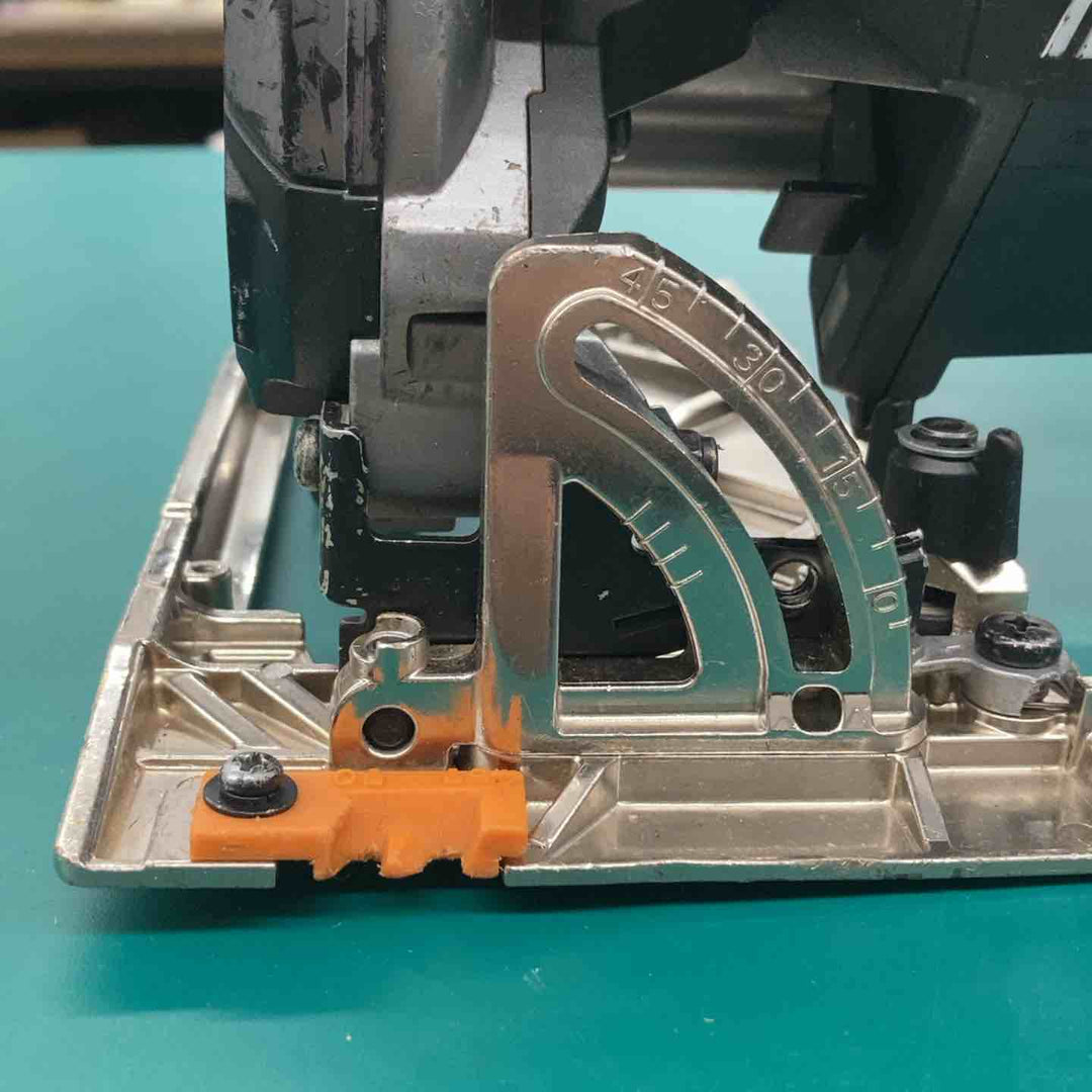 ★マキタ(makita) コードレス丸のこ HS001GZB　本体のみ　蝶ねじ無し １個【戸田店】