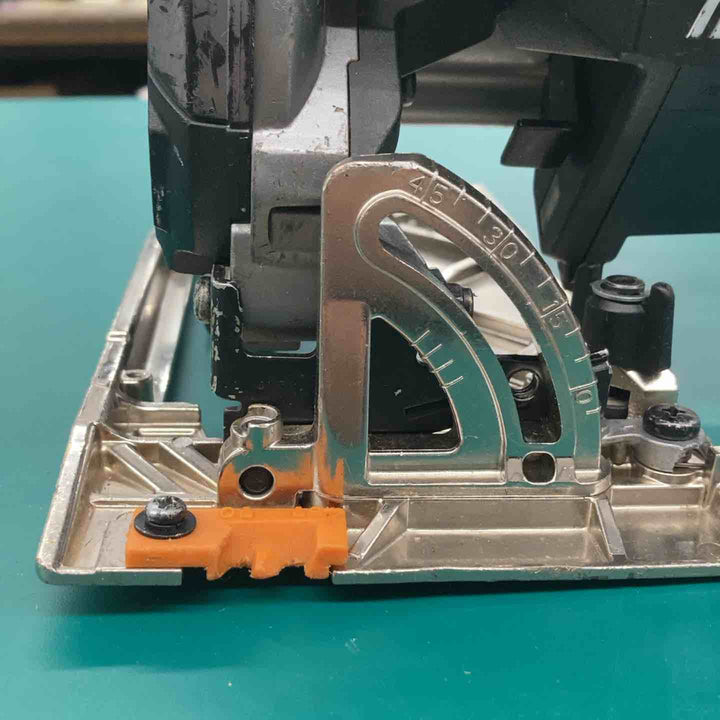 ★マキタ(makita) コードレス丸のこ HS001GZB　本体のみ　蝶ねじ無し １個【戸田店】