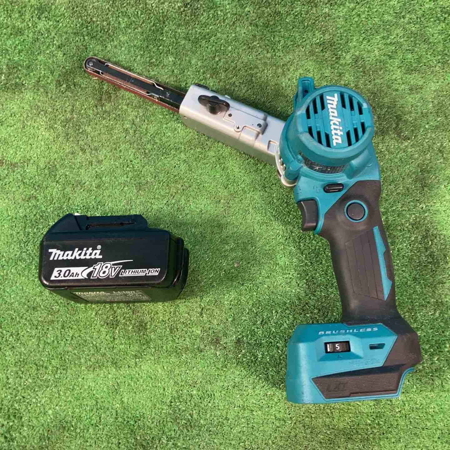 マキタ BS180 充電式ベルトサンダー【リライズ野田愛宕店】【店頭取引限定】【中古】管理番号：ITQ1IC25RLN1 マキタ BS180 充電式ベルトサンダー【リライズ野田愛宕店】【店頭取引