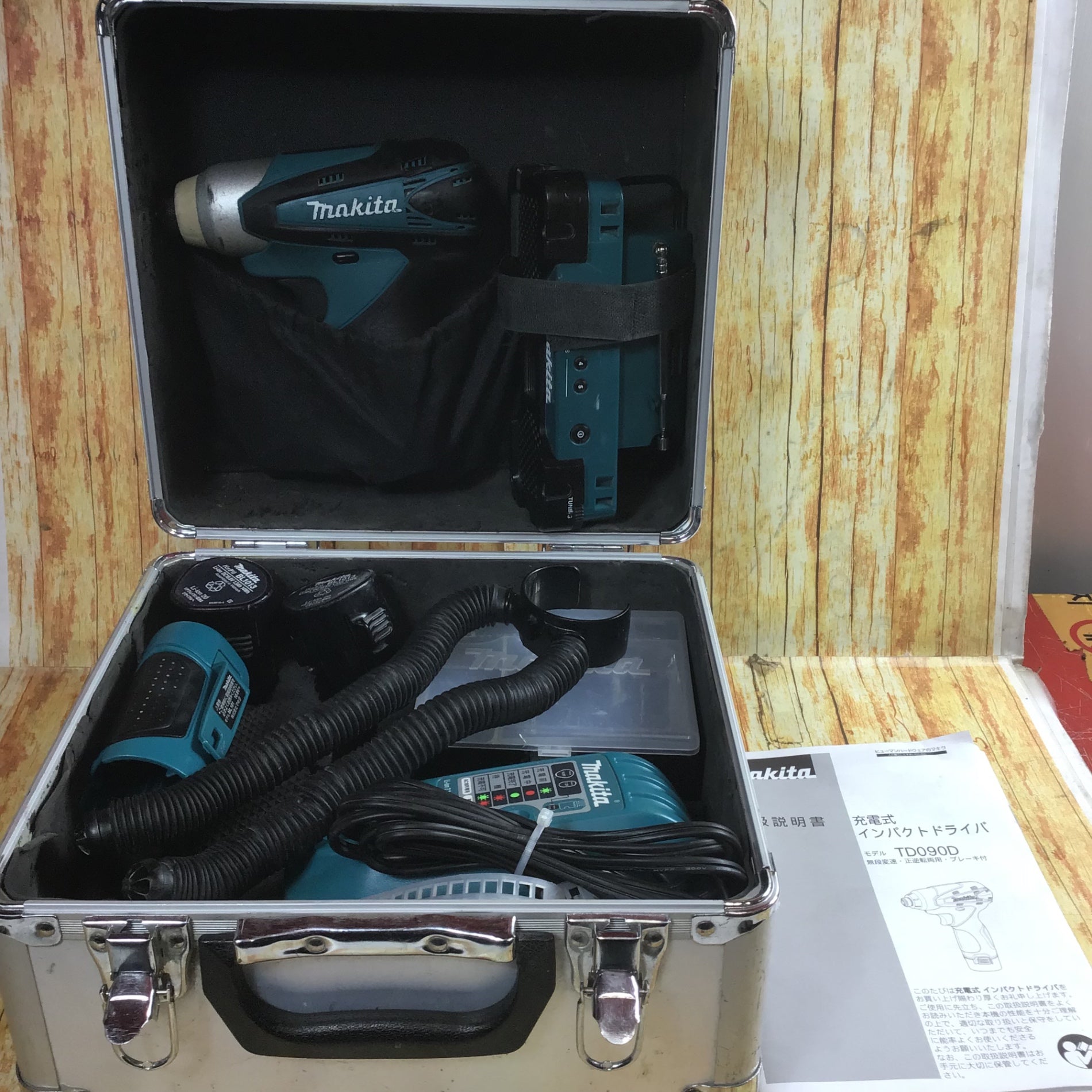 makita 充電式インパクトドライバーTD090Dセット!美品! makita 充電式インパクトドライバーTD090Dセット!美品!