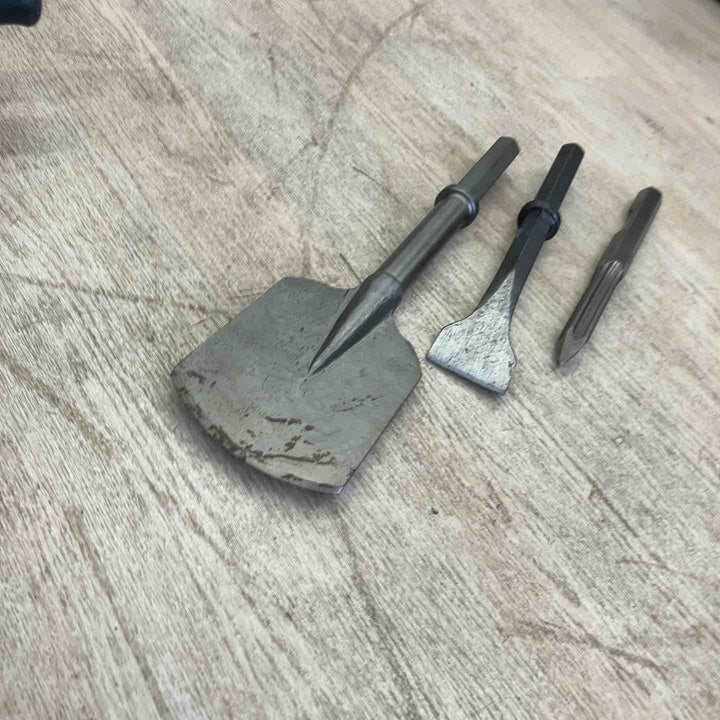 【店頭受取り限定】★マキタ(makita) 電動ハンマ HM1812 ブルポイント付き(写真参照)【川越店】