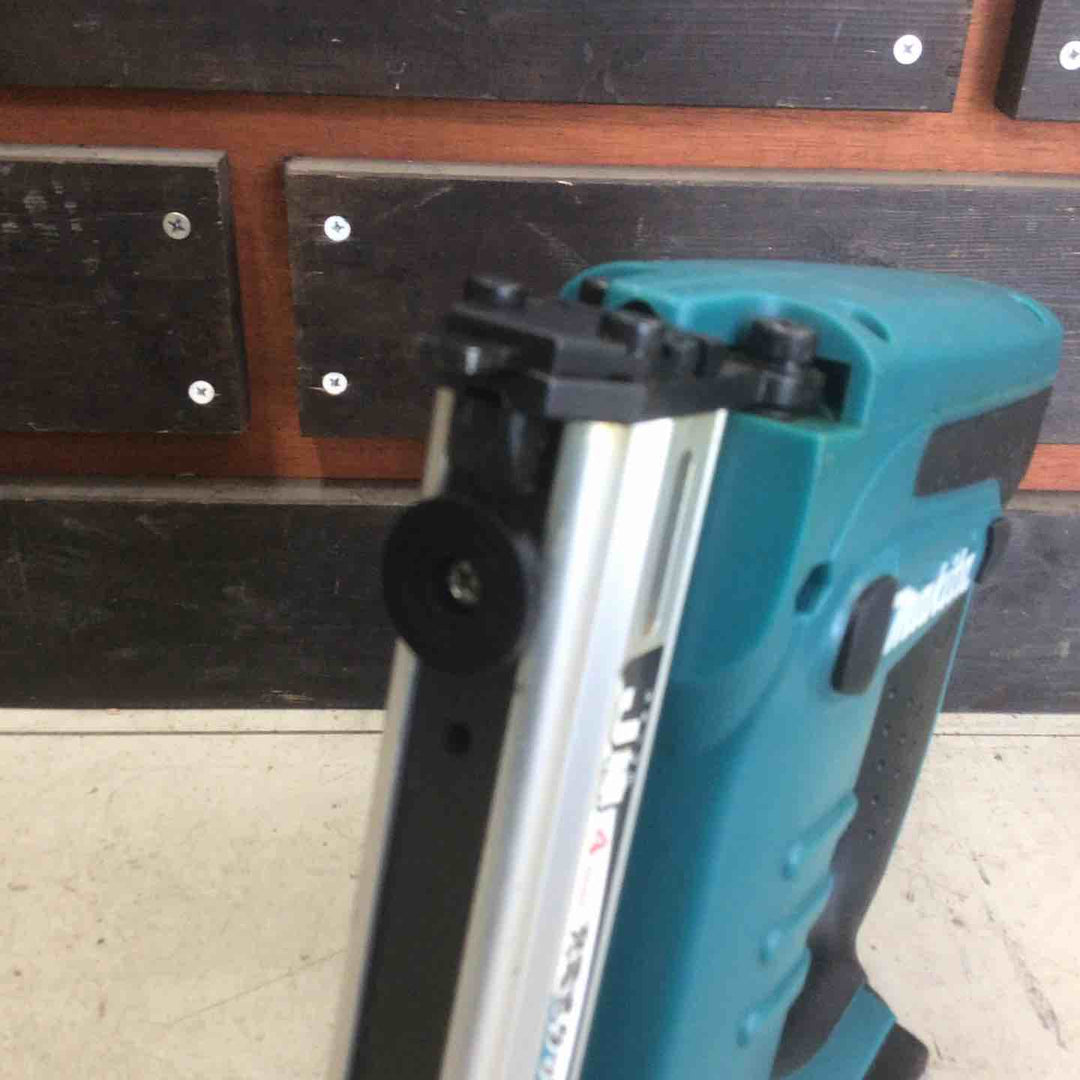 【中古品】 マキタ/makita コードレスタッカ ST420DZK 【鴻巣店】