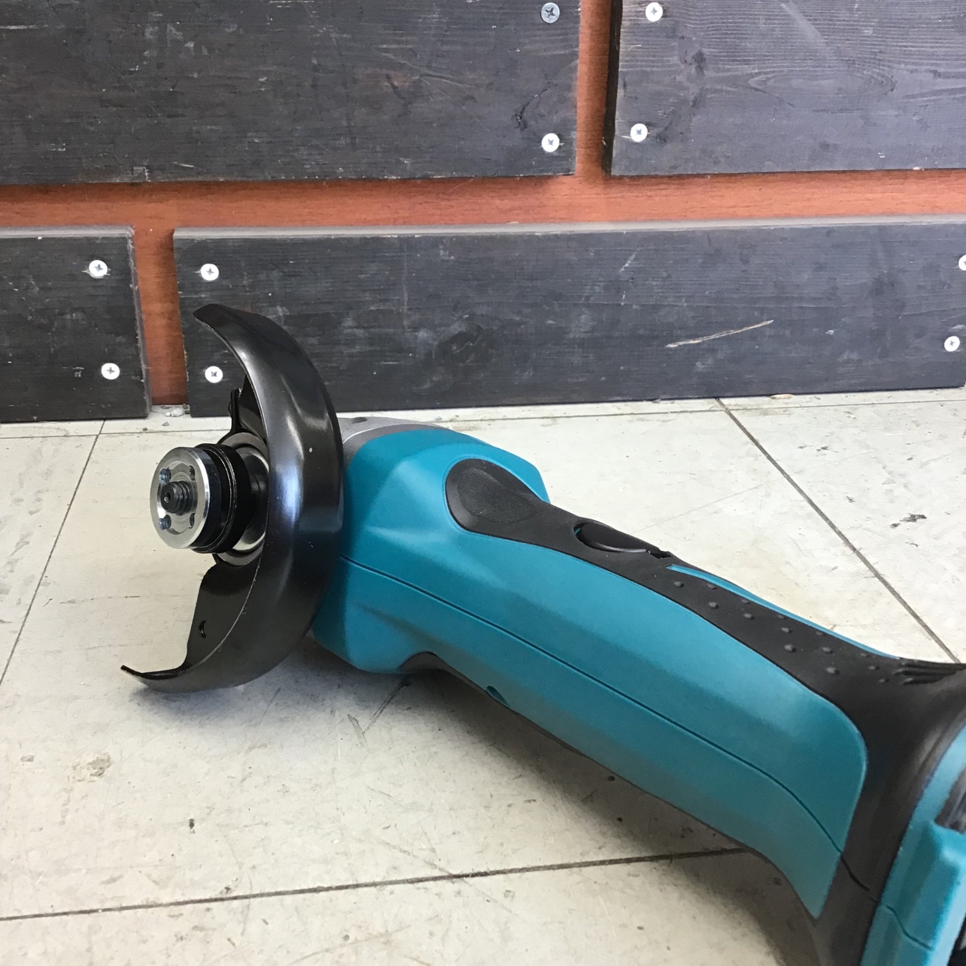 中古美品】 マキタ/makita コードレスディスクグラインダ GA402DZ