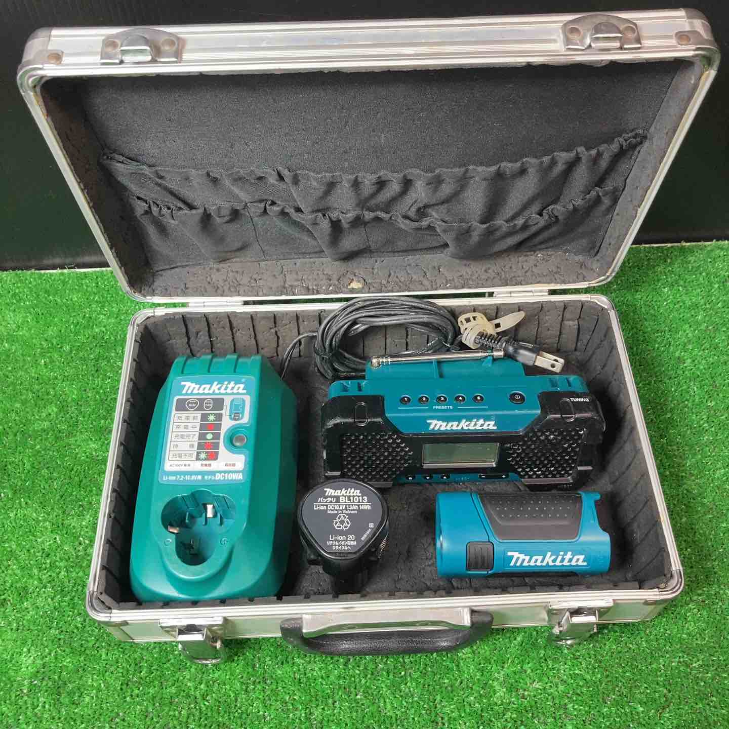 マキタ(makita) 差込式10.8V ラジオ(MR051) ライト(ML101) バッテリー