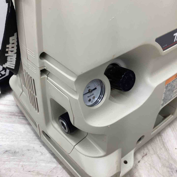 マキタ(makita) エアコンプレッサー AC700 製造業 工業ドリル ハンマー 釘打ち機 DIY エアブラシ スプレーガン 【越谷店】