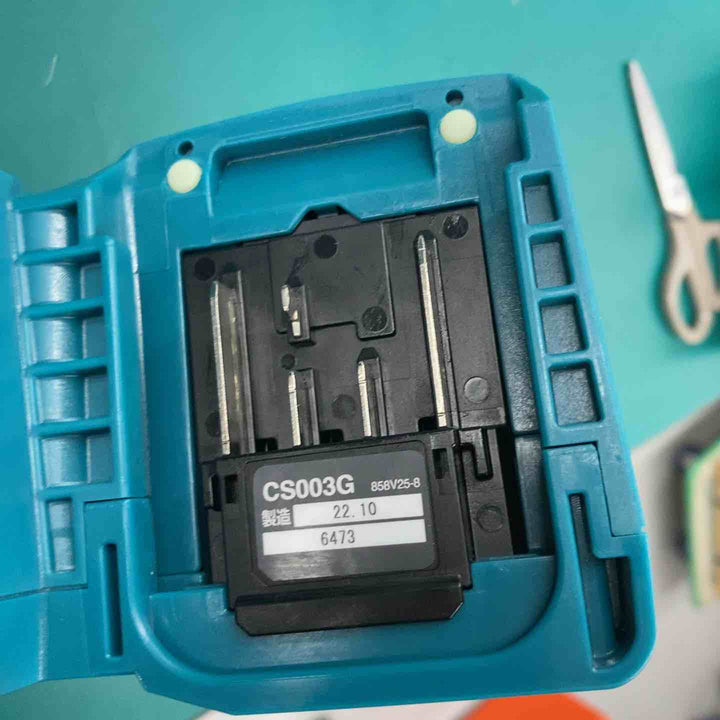 ★マキタ(makita) コードレスチップソーカッター CS003GRDX　充電回数3回 1回【戸田店】
