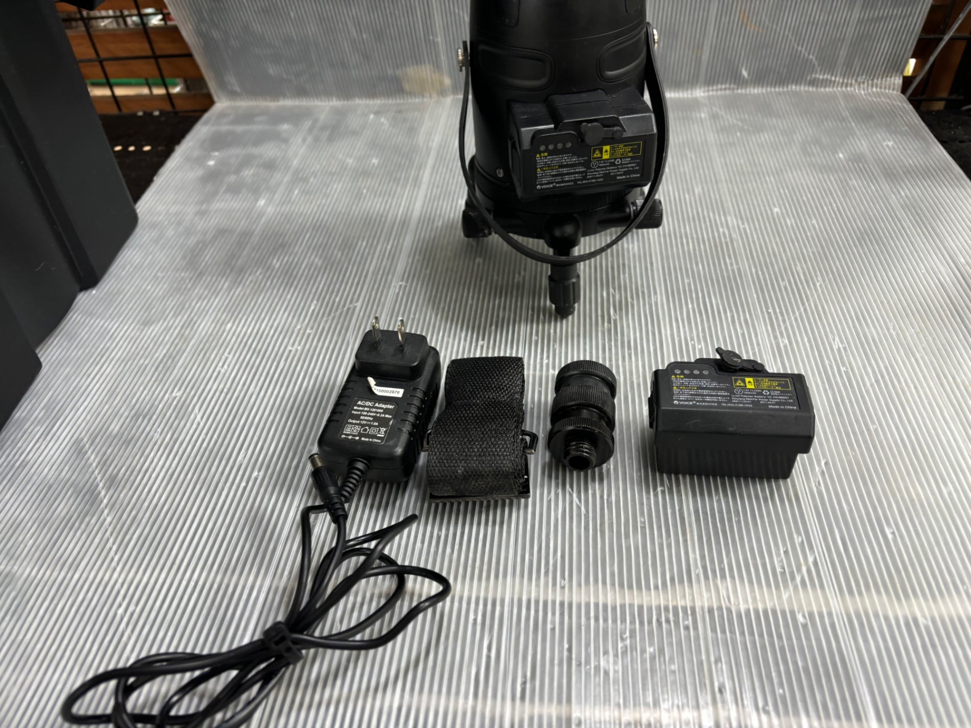 ✨VOICE 中古 G3 レーザー墨出し機 バッテリー×1 充電器付き✨うるま市田場✨ VOICE (ボイス) レーザー墨出器 屋内・屋外兼用 グリーンレーザー 水平