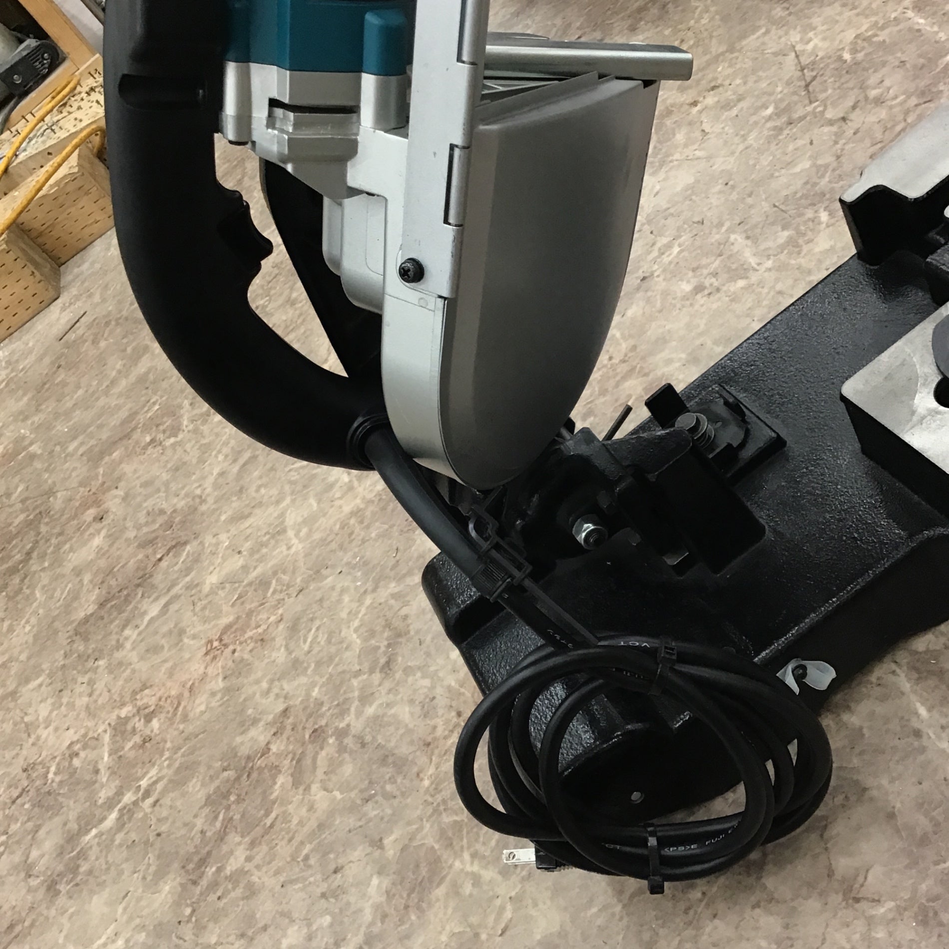 店頭受取り限定】☆マキタ(makita) ポータブルバンドソー 2107FW【所沢