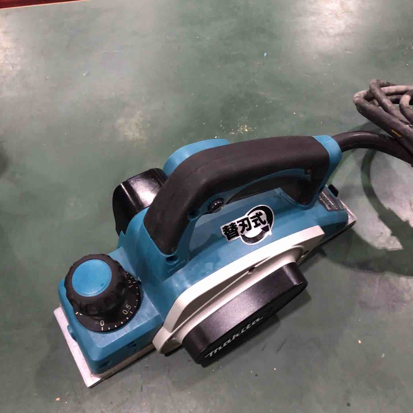 マキタ KP0800A 電気カンナ コード式【市川行徳店】【店頭取引限定】【中古】管理番号：IT4NX6ANOFJI Amazon | マキタ(Makita) 82mm電気カンナ KP0800A | 電気カンナ