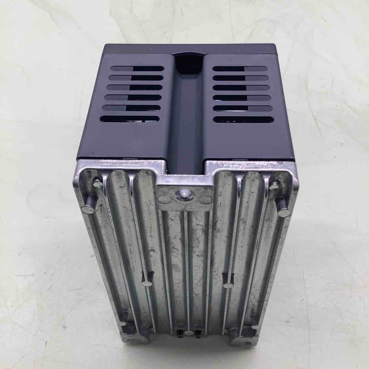 三菱電機 汎用インバータ FREQROL-D700 FR-D720-0.2K【越谷店】