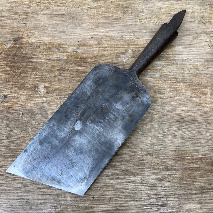 【中古品】作者・銘不明 イスカ鑿？ 下駄屋鑿？ 刻印有 刃幅62mm 柄無し【柏店】