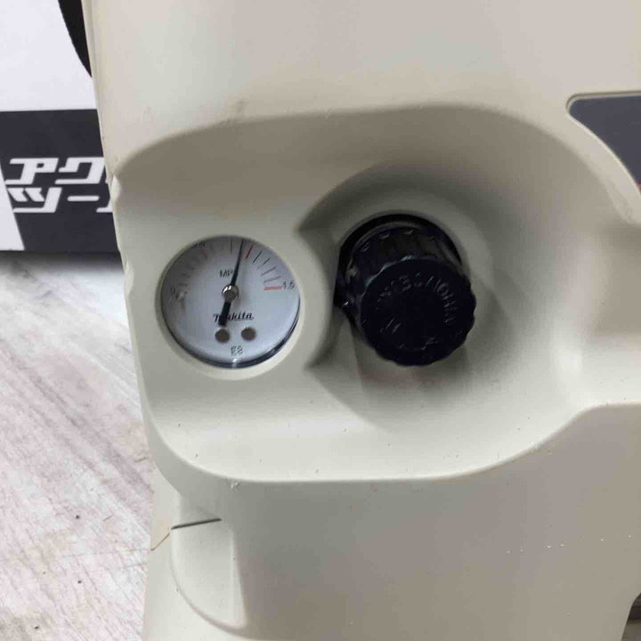 マキタ(makita) エアコンプレッサー AC700 製造業 工業ドリル ハンマー 釘打ち機 DIY エアブラシ スプレーガン 【越谷店】