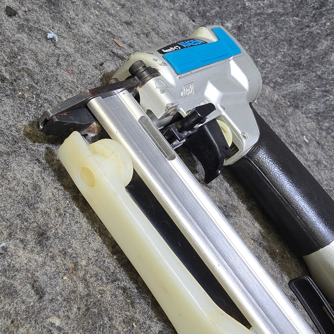 【中古品・本体のみ】マキタ(makita) 常圧エアタッカ  AT425A【桶川店】